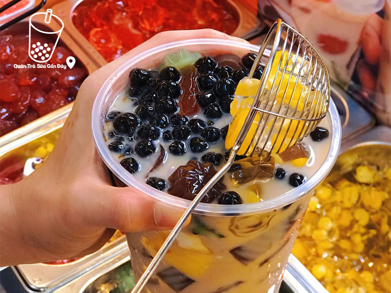 Một cốc trà sữa full topping siêu hấp dẫn